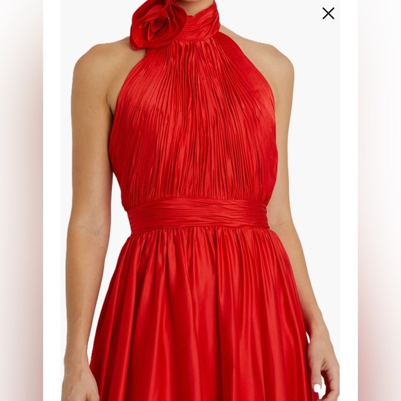 Mac Duggal Formal Gown 
Womens size 6 
NWOT 
Rosette Halter Chiffon Evening Gown - Picture 12 of 13